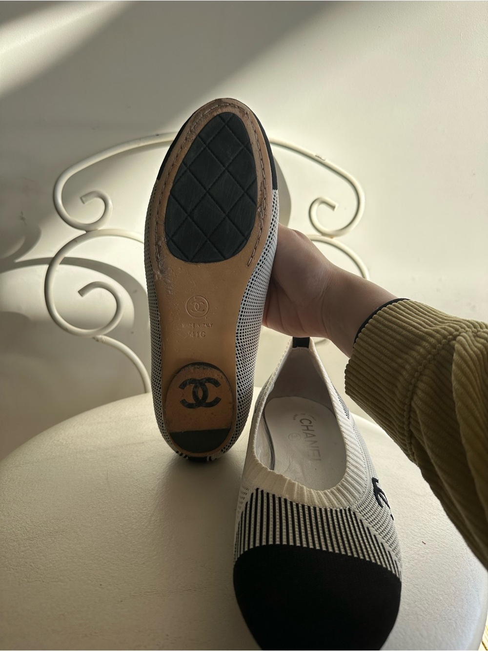 CHANEL Black and Cream Knit Ballet Flats with CC Logo - Picture 11 of 12